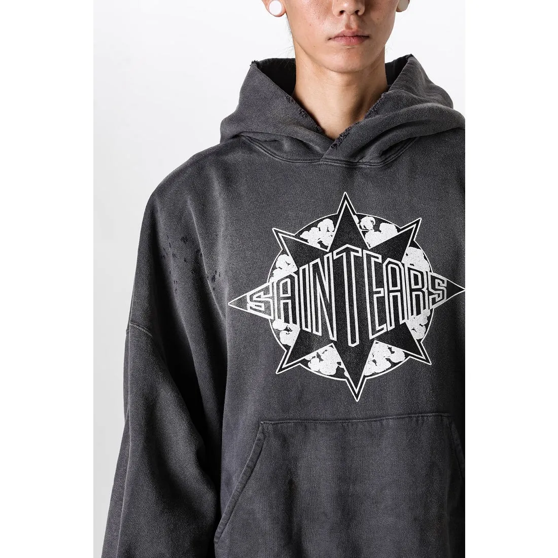 DENIM TEARS x SAINT Mxxxxxx SAINT TEARS Hoodie/BLK Five-pointed star cotton hole-in-the-dark distressed hoodie, washed black S-XL Assute dyeing, whole piece sprayed with horse fade/horse weight, co-branded main mark/cotton wash mark/cherub mark, many hanging holes on the front and rear panels, the original version has the same loose fit